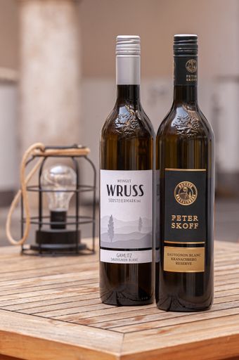 Vorschau Bild von Mit 39 mal Gold, 33 mal Silber und 2 Trophäen für
die Steiermark ist es die bisher erfolgreichste Teilnahme beim
internationalen Weinwettbewerb: Die Tonnellerie Sylvain Trophy -
Revelation Oaked Sauvignon ergeht an das Weingut Peter Skoff/Domäne
Kranachberg und die Austria Revelation Trophy an das Weingut Wruss,
Weitere Infos auf www.steiermark.wine
