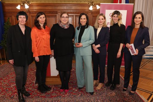Vorschau Bild von Die Journalistinnen-Preisträgerinnen mit den
Vorstandsvorsitzenden des Frauennetzwerk Medien