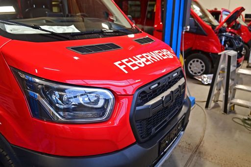 Vorschau Bild von Die robuste Front des Transit wird bei Firnkranz mit
Signalanlagen und Zusatzscheinwerfern versehen. / Weiterer Text über
ots und https://www.ots.at/pressemappe/DE143363 / Die Verwendung
dieses Bildes ist für redaktionelle Zwecke unter Beachtung ggf.
genannter Nutzungsbedingungen honorarfrei. Veröffentlichung bitte
mit Bildrechte-Hinweis.