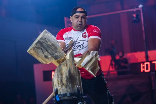 Im Kampf um die World Trophy sind von den
AthletInnen (hier der Pole Michal Dubicki beim Standing Block Chop)
ungeheure Kraft, Ausdauer und Präzision gefragt.