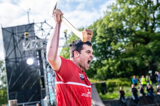 Vorschau Bild von Der Waldviertler Armin Kugler hält bei der STIHL
TIMBERSPORTS® World Trophy auf dem Wiener Rathausplatz die
österreichischen Farben hoch.