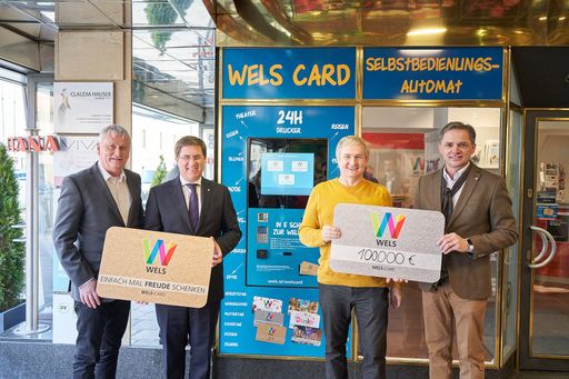  Die Wels Card in Selbstbedienung Foto v.l.n.r.:
Andreas Korger (CSS- Card Solution Services), Bürgermeister Dr.
Andreas Rabl (Stadt Wels), Ewald Ulrich (Geschäftsführer ANA-U
GmbH), Peter Jungreithmair, MBA (Geschäftsführer Wels Marketing &
Touristik GmbH)