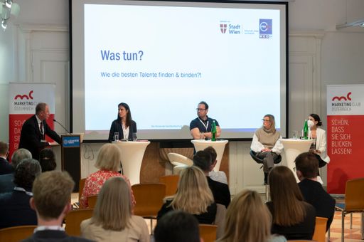Vorschau Bild von An die 70 Mitglieder und Gäste kamen zum
Fachvortrag und netten Come-Together des Marketing Club Österreich
in der Aula am Campus, am sonnigen Universitätsgelände des alten
AKH.