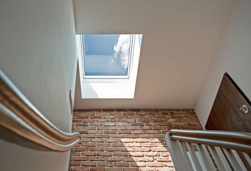 Vorschau Bild von Das FAKRO Flachdachfenster DEF Solar nutzt die
Sonnenenergie, indem es Strom aus einem kleinen Solarpanel am
Fensterrahmen bezieht.