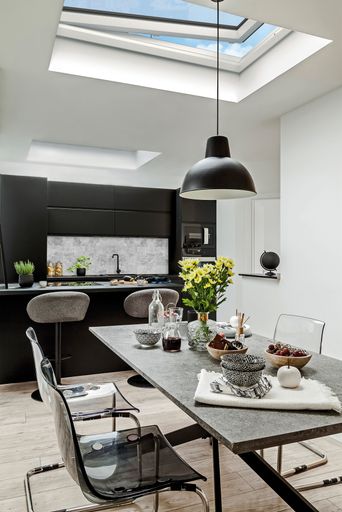 Vorschau Bild von Gesteuert wird das FAKRO Flachdachfenster DEF Solar
mit dem Z-Wave SmartHome Funkstandard - per Fernbedienung, per Funk
oder über Smartphone bzw. Tablet/Touchscreen