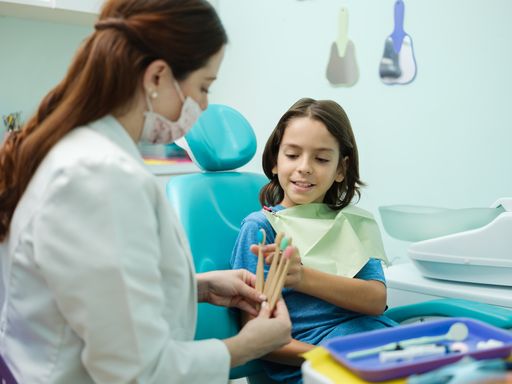 Bild zu OTS - Dentist and patient. Photo credit: iStock /
Weiterer Text über ots und www.presseportal.ch/de/nr/100059860 / Die
Verwendung dieses Bildes ist für redaktionelle Zwecke honorarfrei.
Veröffentlichung bitte unter Quellenangabe: "obs/FDI World Dental
Federation/aldomurillo"