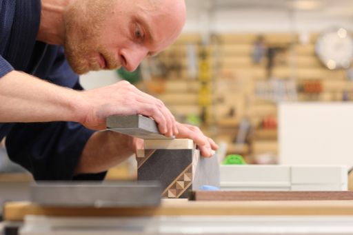 Vorschau Bild von Tischler und Werksalon-Mieter Leo Mitterdorfer bei
der Arbeit