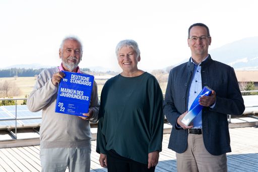 Die "kompromisslos grüne Strategie" überzeugte die Jury:
PRIMAVERA zählt zu den "Marken des Jahrhunderts" und somit zum Who
is Who deutscher Traditionsunternehmen. Die Unternehmensgründer Kurt
L. Nübling und Ute Leube freuen sich mit Geschäftsführer Martin
Frevert (von links nach rechts). / Weiterer Text über ots und
www.presseportal.de/nr/116667 / Die Verwendung dieses Bildes ist für
redaktionelle Zwecke unter Beachtung ggf. genannter
Nutzungsbedingungen honorarfrei. Veröffentlichung bitte mit
Bildrechte-Hinweis.