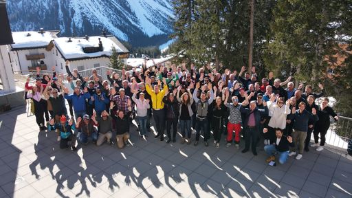 Vorschau Bild von Teilnehmer:innen der WS Days 2022 auf der Terrasse des Waldhotels
in Arosa
