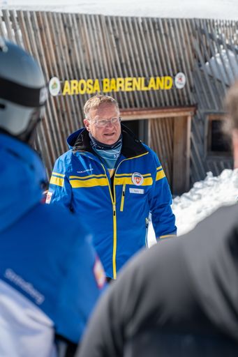 Vorschau Bild von Skischulleiter Noldi Heiz stellt den Teilnehmer:innen der WS Days
2022 das Bärenland in Arosa vor