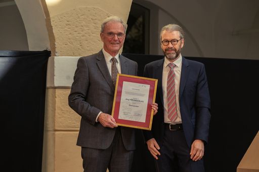  Im Rahmen einer Feierstunde im Spittl am Campus
Spittal würdigte die FH Kärnten mit Jörg Freunschlag und Reinhard
Iro zwei herausragende Persönlichkeiten, die die Entwicklung der
Hochschule maßgeblich mitgeprägt haben. Erstmalig vergab die
Fachhochschule Kärnten damit den Titel eines Ehrensenators. Jörg
Freunschlag und Reinhard Iro nahmen die hohe Auszeichnung mit Freude
und Stolz entgegen.