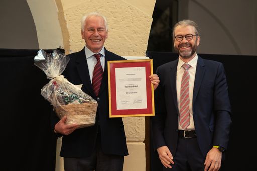 Vorschau Bild von Im Rahmen einer Feierstunde im Spittl am Campus
Spittal würdigte die FH Kärnten mit Jörg Freunschlag und Reinhard
Iro zwei herausragende Persönlichkeiten, die die Entwicklung der
Hochschule maßgeblich mitgeprägt haben. Erstmalig vergab die
Fachhochschule Kärnten damit den Titel eines Ehrensenators. Jörg
Freunschlag und Reinhard Iro nahmen die hohe Auszeichnung mit Freude
und Stolz entgegen.