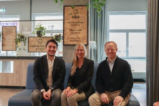 James Simmonds mit Team in der Lobby eines a&o
Hostels