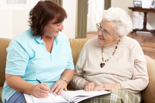 Community Nurses beraten, koordinieren und
begleiten Menschen im Alter hin zu einer individuellen Pflege- und
Betreuungssituation.
