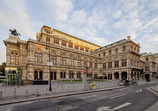 Wiener Staatsoper - Die Spätverbindungen in die
Region als auch die Nachtverbindungen der S-Bahnen sorgen dafür,
dass Kulturinteressierte auch zu später Stunde schnell und sicher
nachhause kommen.