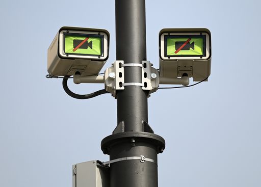 Zwei Überwachungskameras an der Frankfurter Hauptwache, die außer
Betrieb sind, sind mit Blenden versehen. / Videoüberwachung &
Versammlungsfreiheit - wie deutsche Städte kostengünstig Datenschutz
gewährleisten / Weiterer Text über ots und
www.presseportal.de/nr/162371 / Die Verwendung dieses Bildes ist für
redaktionelle Zwecke unter Beachtung ggf. genannter
Nutzungsbedingungen honorarfrei. Veröffentlichung bitte mit
Bildrechte-Hinweis.