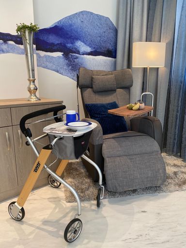 Vorschau Bild von Die qualitativ hochwertigen Pflegehilfsmittel von
maierhofer unterstützen nicht nur im Alltag, sie fügen sich auch
elegant in das eigene zu Hause ein