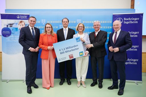 https://www.apa-fotoservice.at/galerie/28310 Im Bild v.l.n.r.: LR
Jochen Danninger; BM Margarete Schramböck; GD Boehringer Ingelheim
RCV Philipp von Lattorff; LH Johanna Mikl-Leitner; BGM von Bruck an
der Leitha Gerhard Weil und Helmut Miernicki, ecoplus.