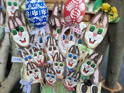 Bunte Osterhasen zieren den Höhenluftkurort Fischbach