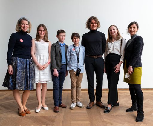 Vorschau Bild von Präsentation des neuen Leopold Museum Audioguides
für Kinder und Jugendliche. Organisatorinnen und junge
Schauspieltalente v.li.n.re: Ida Pammer, Helen Deutscher, Fridolin
Trachta, Zeno Hoffmann, Nikolaus Demel, Katharina Pammer, Anita
Götz-Winkler (Leitung Kunstvermittlung Leopold Museum)