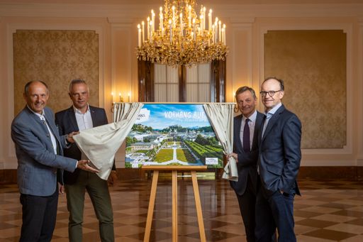 "Vorhang auf" für die gemeinsame Sommerkampagne von
Stadt und Land Salzburg: (v.l.) Leo Bauernberger (Geschäftsführer
SalzburgerLand Tourismus), Eugen Fischbacher (Obmann Flachau
Tourismus), Landtagsabg. Hans Scharfetter, Bert Brugger
(Geschäftsführer Tourismus Salzburg GmbH).