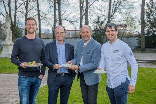 Vorschau Bild von Neue "Genussreisen im SalzburgerLand" führen Gäste
auf die Spuren der Alpinen Küche: (v.l.) Martin Sönmezay
(Bio-Restaurant Humboldtstubn, Stadt Salzburg), Bert Brugger
(Tourismus Salzburg GmbH), Leo Bauernberger (SalzburgerLand
Tourismus GmbH), Spitzenkoch Andreas Herbst (Restaurant "dahoam" im
Hotel Riederalm, Leogang)