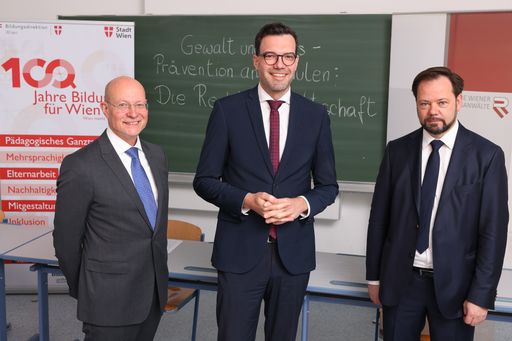 https://www.apa-fotoservice.at/galerie/28454 Im Bild v.l.n.r.:
Univ.-Prof. Dr. Michael Enzinger (Präsident Rechtsanwaltskammer
Wien), Mag. Heinrich Himmer, (Bildungsdirektor für Wien), Mag.
Hilarius Graf (Leiter Lise Meitner Realgymnasium Wien)