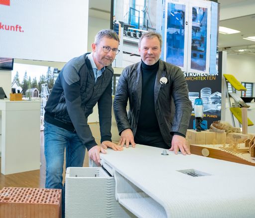 Von links: Eduard Artner, Leiter von Baumit
BauMinator® und Architekt Guido R. Strohecker von Strohecker
Architects präsentierten auf der „Lebensraum 2022“ in Graz die
Weltneuheit „Seilbewehrung in 3D-Betondruck“.