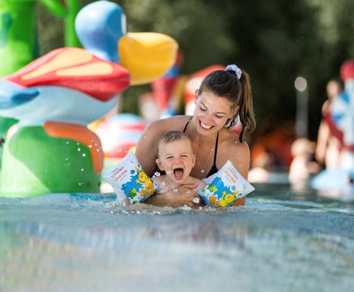  Oh, happy Baby-Day! Tag für Tag sonnige Momente für
die Kleinsten bei den „Baby Days“ in der Sonnentherme Lutzmannsburg.
Von 19. April bis 3. Juni 2022 lassen zahlreiche Highlights wie
Babyschwimmen, Babygymnastik und Babymassage kleine Herzen
höherschlagen. Parallel dazu sucht die Sonnentherme im Rahmen des
Gewinnspieles „Klecker Baby“ das süßeste Baby Österreichs.