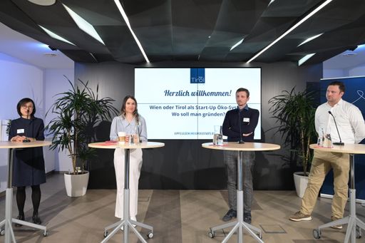 Bild zu OTS - v.l.: Mai Anh Dao, CEO & Mitgründerin von
MADiscover, Jasmin Güngör, Geschäftsführerin von Onsight Ventures,
Lukas Kinigadner, CEO und Mitgründer von Anyline und David
Fankhauser, Mitgründer von Kaleido AI