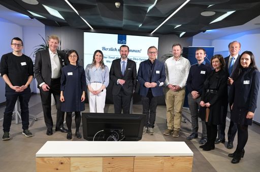 Vorschau Bild von Bild zu OTS - v.l.: Clemens Wasner, Club Tirol Präsident Julian
Hadschieff, Mai Anh Dao, Jasmin Güngör, Clemens Pig (APA), Andreas
Greilhuber, Lukas Kinigadner, David Fankhauser, Club Tirol
Vizepräsidentin Renate Danler und die Vorstandsmitglieder Peter Kunz
und Martina Scheiber.