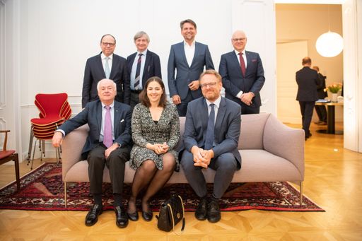  Danish Health Circle: SE René Rosager Dinesen,
dänischer Botschafter in Wien, im Austausch mit ExpertInnen zu
Adipositas als ernsthafter Bedrohung für Gesundheitssystem und
Wirtschaft. - 1.R.v.l. Prof. Dr. Kurt Widhalm, OAIE; Dr. Johanna
Brix, Präsidentin der Österreichischen Adipositas Gesellschaft; SE
René Rosager Dinesen; - 2.R.v.l. Prof. Dr. Thomas Szekeres, ÖÄK;
NR-Abg. Prof. Dr. Josef Smolle, ÖVP; Vorsitzender Peter Lehner,
Konferenz der Sozialversicherungsträger; Dr. Bernhard Ecker, GM Novo
Nordisk