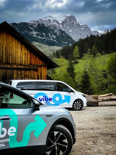 Vorschau Bild von Privatpersonen und Firmenkunden, die derzeit auf ein Elektroauto
umsteigen wollen, haben über klassische Finanzierungsformen nur
schwer die Chance auf einen raschen Antriebswechsel. Lange
Lieferzeiten und wenig flexible Angebote verhindern das.