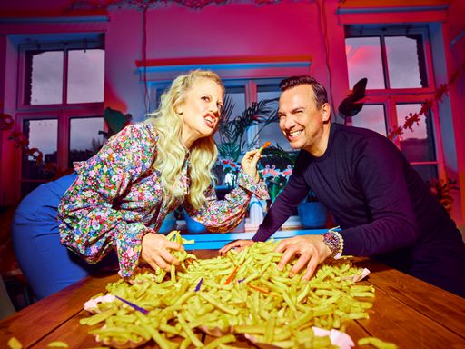 Barbara Schöneberger und Tim Raue in der aktuellen Ausgabe der
BARBARA / Weiterer Text über ots und www.presseportal.de/nr/118476 /
Die Verwendung dieses Bildes ist für redaktionelle Zwecke unter
Beachtung ggf. genannter Nutzungsbedingungen honorarfrei.
Veröffentlichung bitte mit Bildrechte-Hinweis.