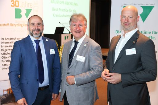  https://www.apa-fotoservice.at/galerie/28482 Im Bild von l.n.r.:
Jose Blanco (Generalsekretär EDA), Dipl.-Ing. Martin Car
(Geschäftsführer BRV), Dipl.-Ing. Mag. Thomas Kasper (Vorsitzender
BRV)