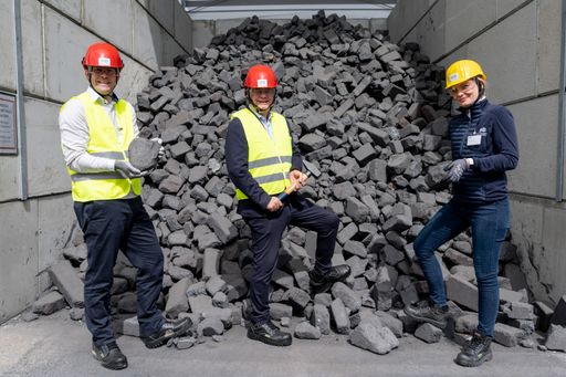 Grünes Etwappenziel bei RHI Magnesita: Constantin
Beelitz, President Europe CIS & Turkey - RHI Magnesita, Vizekanzler
Werner Kogler, Heidi Scheikl und Managerin Recycling Center
Mitterdorf - RHI Magnesita bei der Einweihung des neues Recycling
Centers.