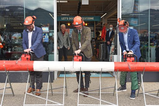 Vorschau Bild von Kettensägenanschnitt durch Kapfenbergs
Bürgermeister Friedrich Kratzer, 3e-Vorstand Markus Dulle und
Marktleiter Matthias Schuster