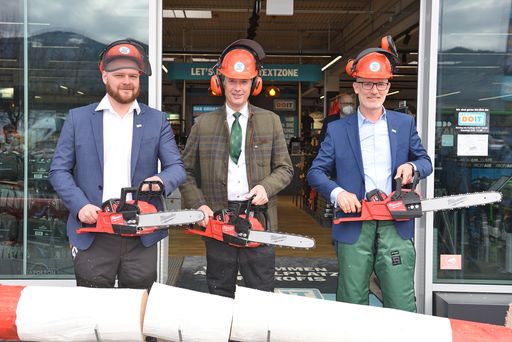 Vorschau Bild von Bürgermeister Friedrich Kratzer, 3e-Vorstand Markus
Dulle und Marktleiter Matthias Schuster