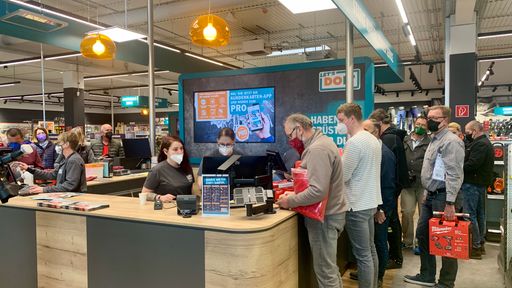 Vorschau Bild von An den Kassen tummelten sich die kauffreudigen
Kunden.