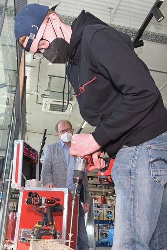 Vorschau Bild von Die Kunden können im LET'S DOIT Fachmarkt eine
Vielzahl an Geräten ausprobieren, sich von deren Leistungsfähigkeit
überzeugen und ihre Produktauswahl im Live-Betrieb noch vor der
Kaufentscheidung einem Härtetest unterziehen.