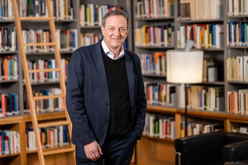 Bild zu OTS - Misha Glenny in der Bibliothek des IWM
