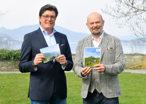v.l: Josef Petritsch, Spartenobmann Tourismus und
Freizeitwirtschaft in der Wirtschaftskammer Kärnten und Christian
Kresse, Geschäftsführer der Kärnten Werbung präsentierten Kärntens
Start in die Sommersaison 2022