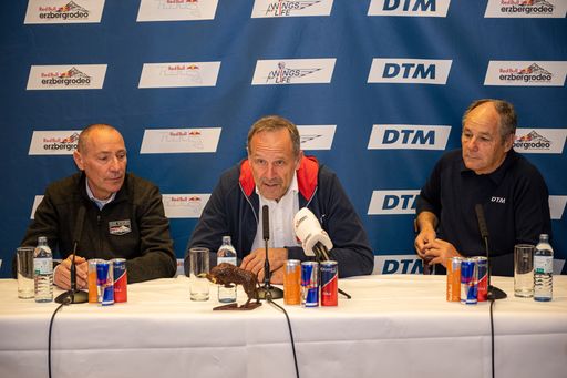 Vorschau Bild von Karl Katoch, Heinz Kinigadner und Gerhard Berger
bei der Red Bull Erzbergrodeo Pressekonferenz im Wiener Cafe
Landtmann, 07.04.2022