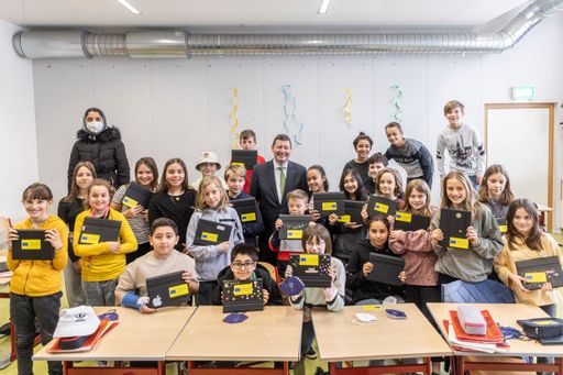 https://www.apa-fotoservice.at/galerie/28522 Martin Selmayr,
Leiter der Vertretung der Europäischen Kommission in Österreich
besucht eine Digitalisierungsklasse am Akademischen Gymnasium
Innsbruck (AGI), am 8. April 2022. (Foto: Vertretung der
Europäischen Kommission in Österreich/APA-Fotoservice/Hetfleisch)