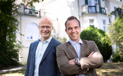  Baumit übernimmt die Sakret Trockenbaustoffe Dr.
Arnold Schäfer GmbH sowie deren Tochterunternehmen, den
Farbenhersteller Diessner, in Berlin. von links: DI Gerald
Prinzhorn, CEO Baumit Beteiligungen GmbH und Mag. Robert Schmid, CEO
Schmid Industrieholding GmbH, freuen sich über den Expansionsschritt
in Deutschland.