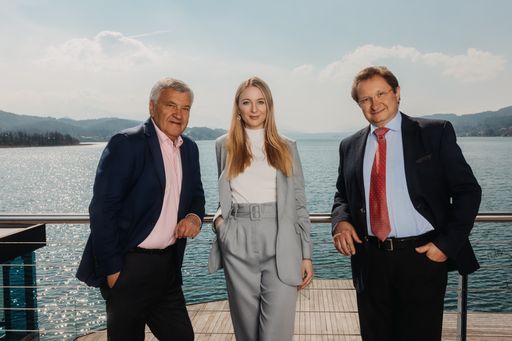 Vorschau Bild von Auch lukullisch setzt man auf Weitblick und
erfindet sich gemeinsam mit Rainer Husar neu. Zusammen mit einem
professionellen Team zeigt er sich ab der Saison 2022 für das
leibliche Wohl verantwortlich – Sowohl im Hotel- als auch im à la
carte Restaurant setzt er auf die perfekte Betreuung der Gäste.
Gemeinsam mit Hoteldirektor Andreas Rieser im Seehotel Dr.
Jilly****s und Katharina Schmidt im JILLY_BEACH wird das
Management-Team bei Jilly am Wörthersee somit perfekt abgerundet.
v.l.n.r. Rainer Husar, Katharina Schmidt, Andreas Rieser