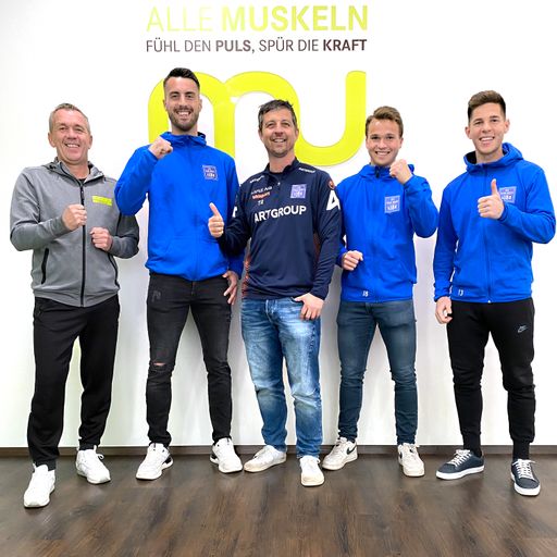 Vorschau Bild von Blau-Weiß-Trainer Gerald Scheiblehner (mitte) und seine Jungs
steuern mit Unterstützung durch das M.A.N.D.U.-Training und mehr
Muskelkraft gegen Horn und Innsbruck 6 Punkte an.