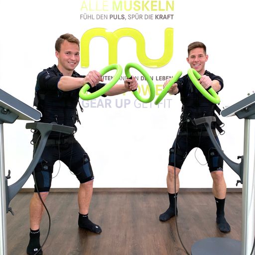 Vorschau Bild von Vom EMS-Training von M.A.N.D.U. begeistert zeigten sich die
Blau-Weiß-Spieler Matthias Seidl (links) und Kapitän Michael
Brandner (rechts)