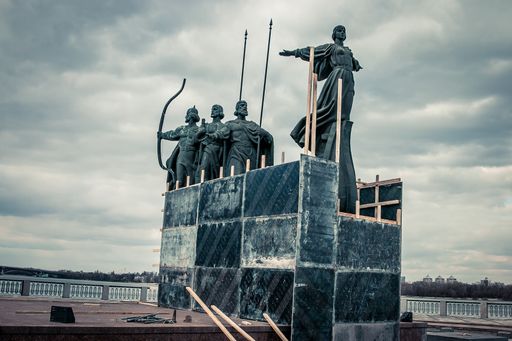  Das Kiewer Denkmal für die Gründer der Hauptstadt
wird mit einem Sarkophag vor der Zerstörung gesichert.