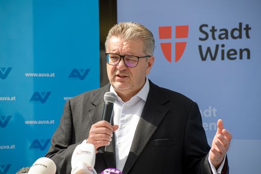 Gesundheitsstadtrat Peter Hacker bei der
Inbetriebnahme des TZW-NEF der AUVA und Berufsrettung Wien (MA 70)